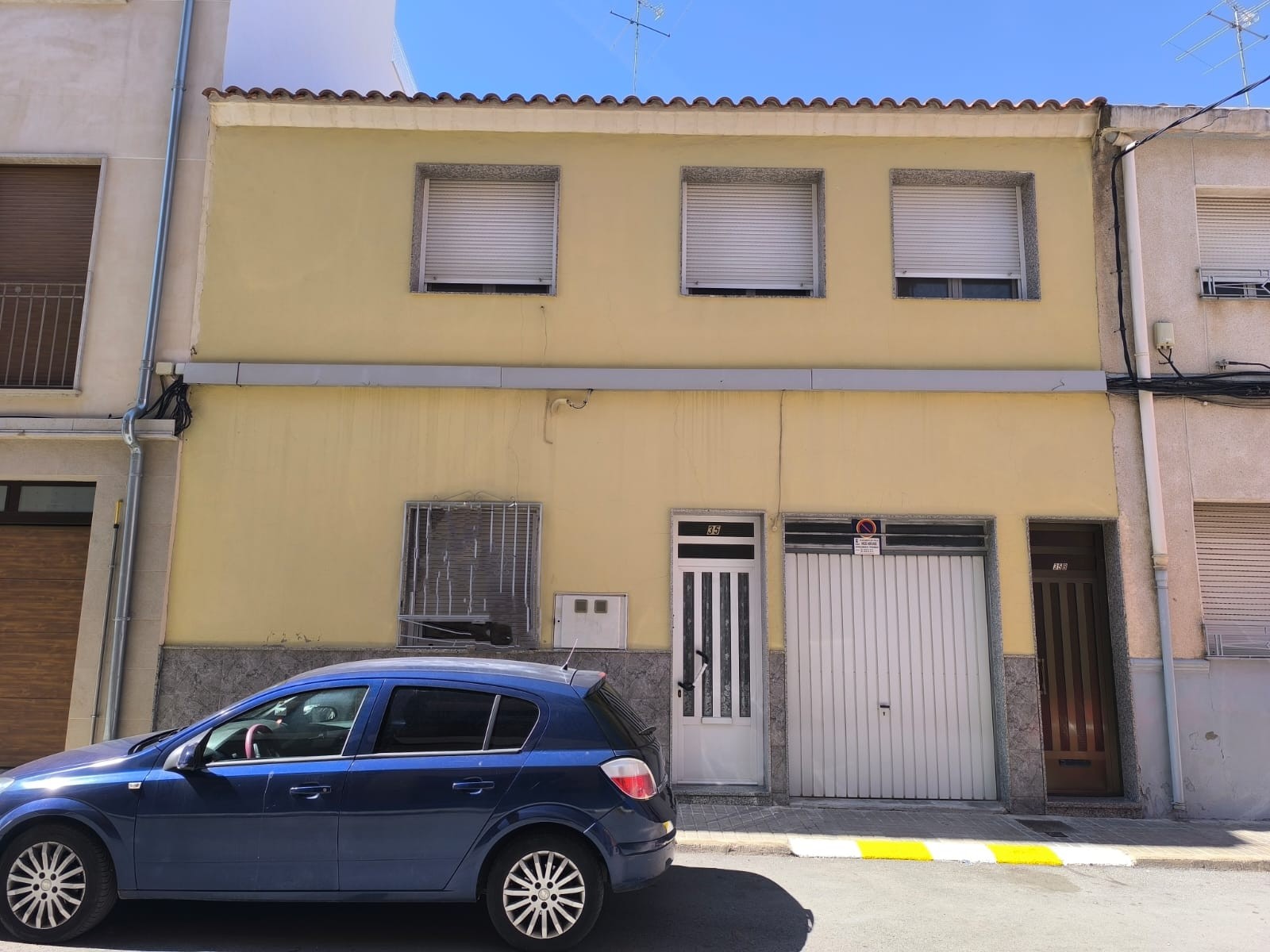 Exquisite ready-to-move-in townhouse, located in centre of Yecla, is now available for sale