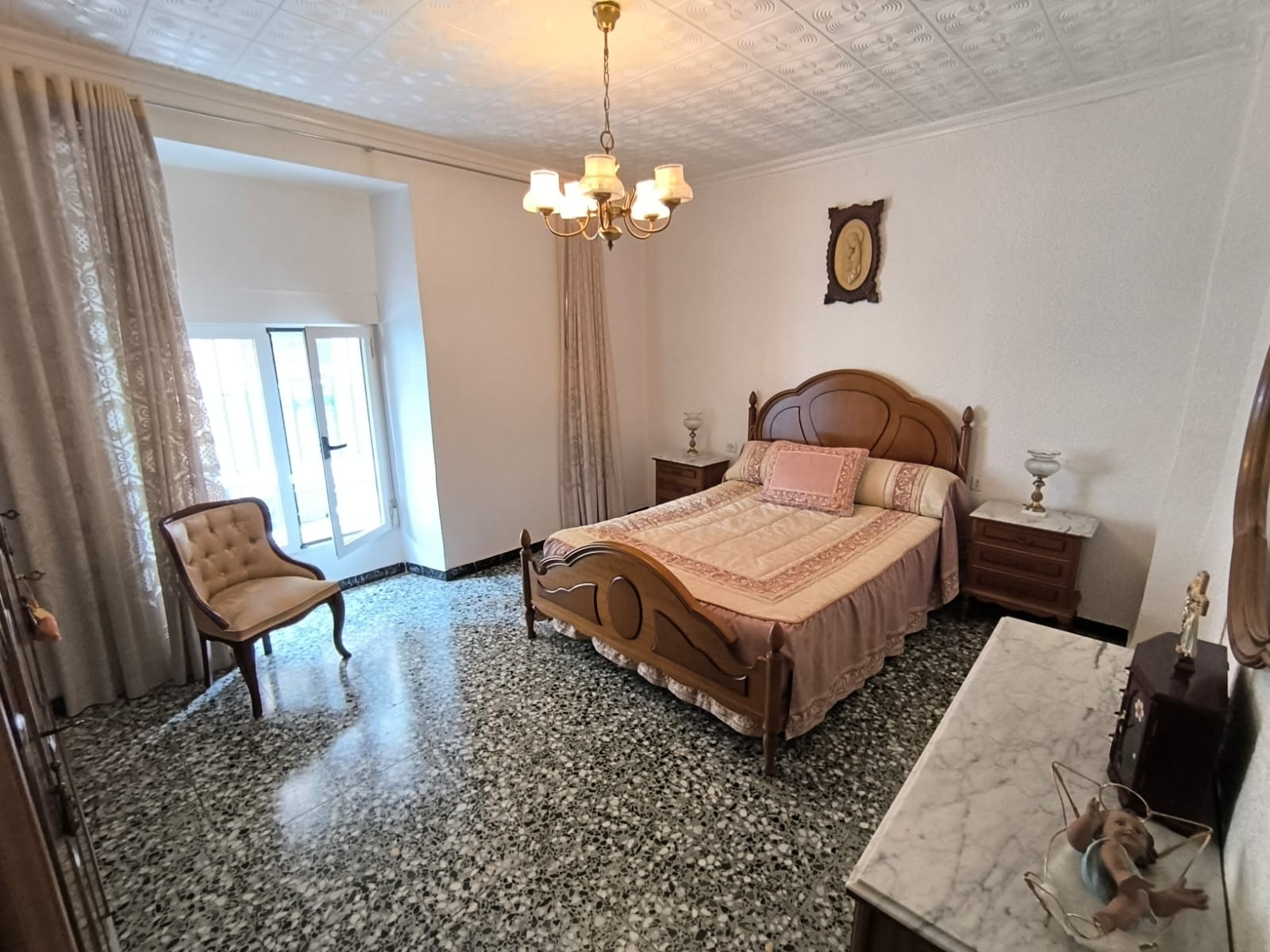 Exquisite ready-to-move-in townhouse, located in centre of Yecla, is now available for sale