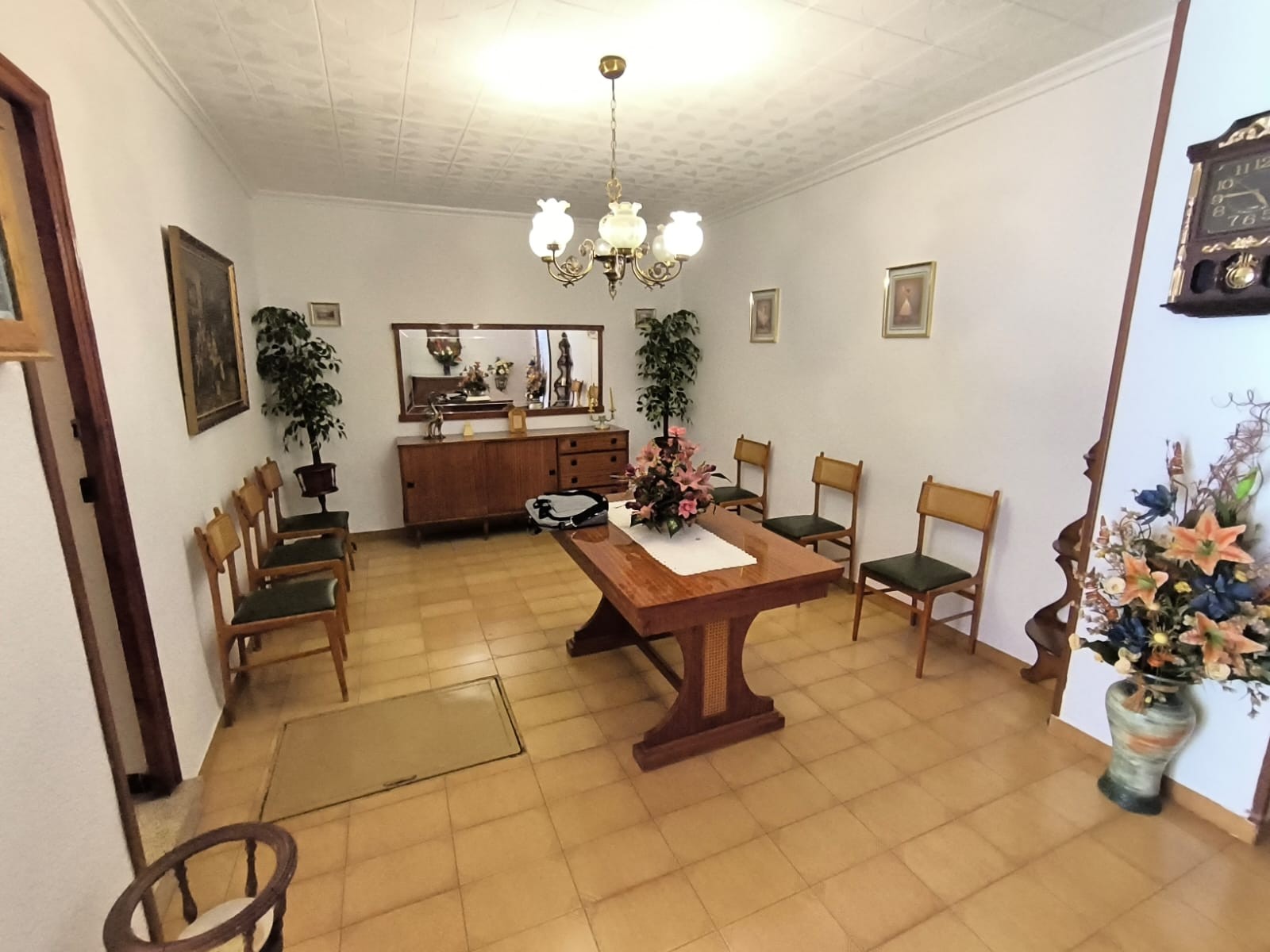 Exquisite ready-to-move-in townhouse, located in centre of Yecla, is now available for sale