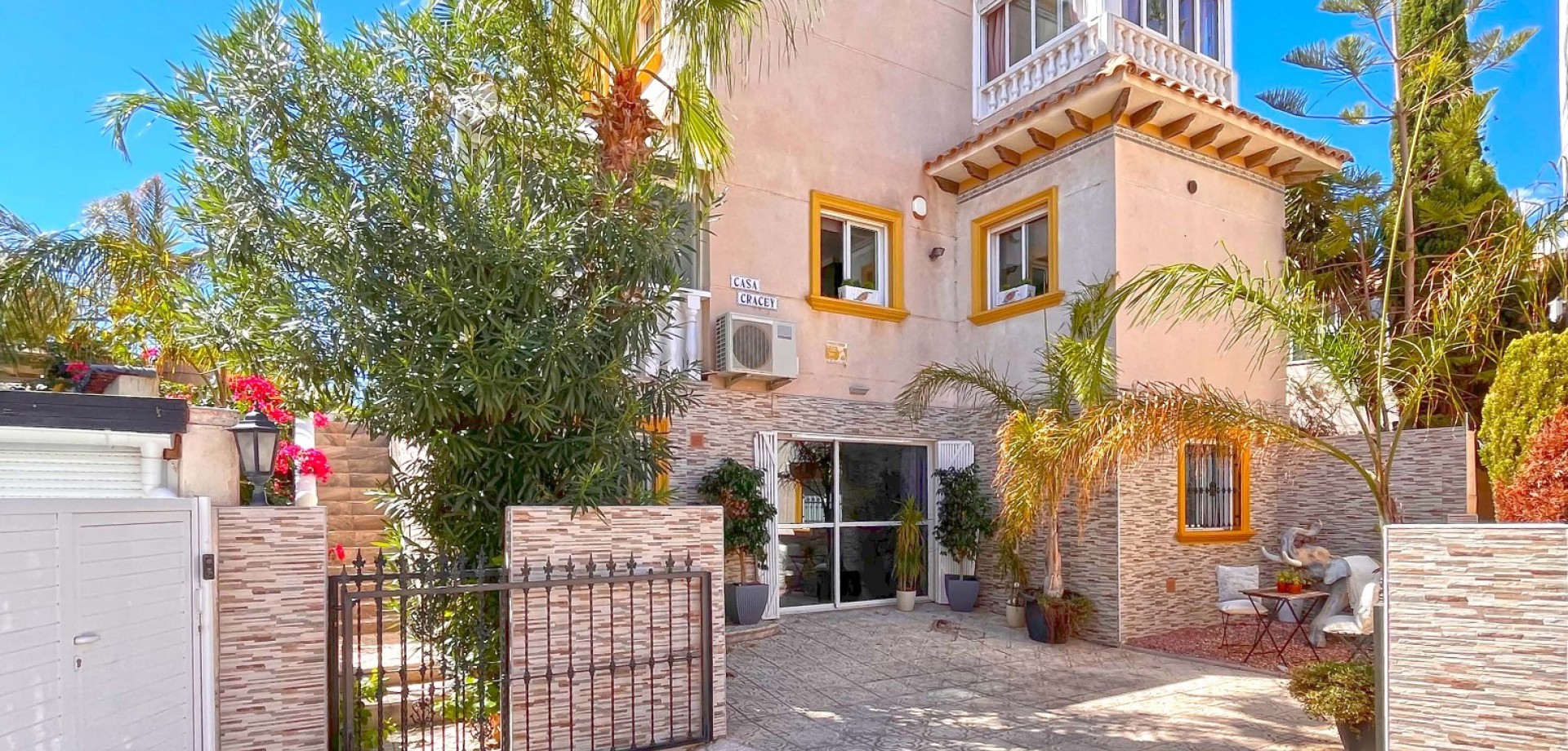 This exquisite 4-bedroom, 3-bathroom detached villa is situated at the end of a quiet cul-de-sac, of