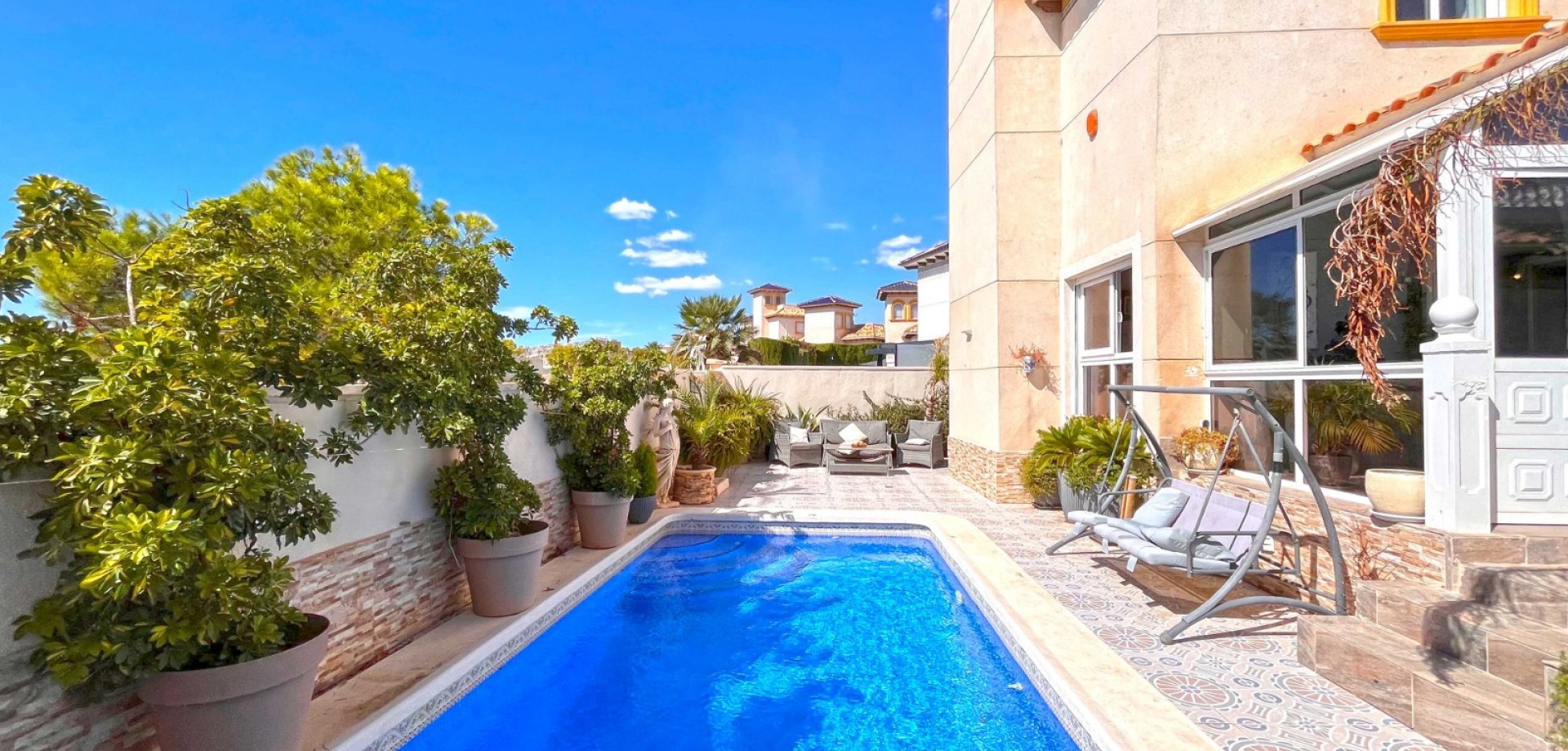 Garden in villa for sale in Orihuela Costa