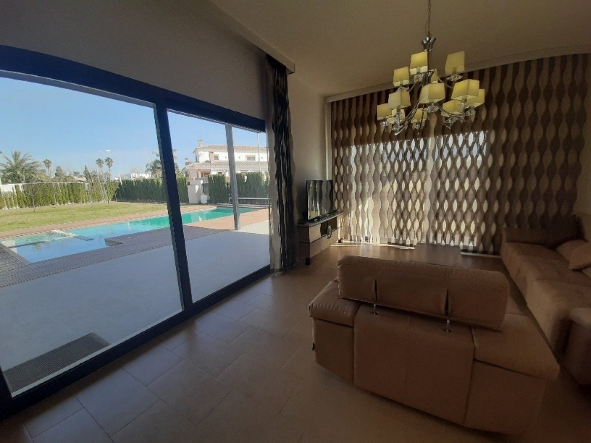 We present this spectacular contemporary design villa in La Ribera, where every space has been caref