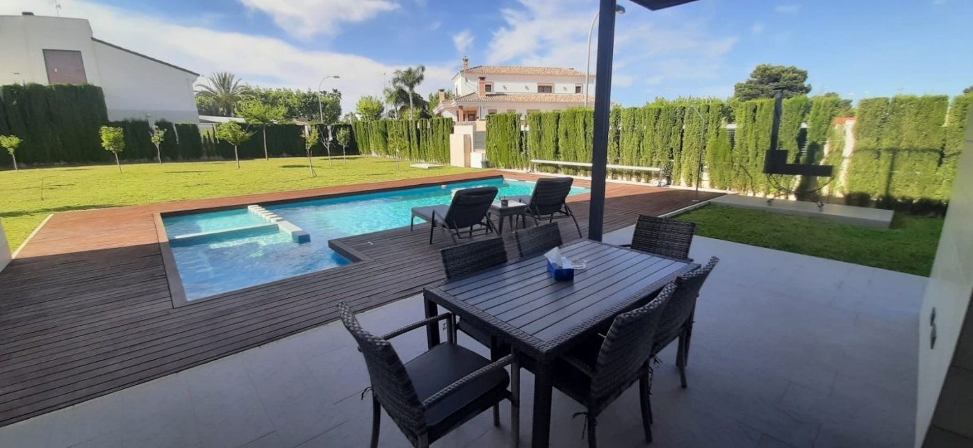 We present this spectacular contemporary design villa in La Ribera, where every space has been caref