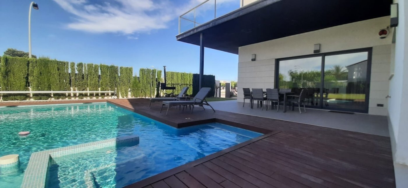 We present this spectacular contemporary design villa in La Ribera, where every space has been caref