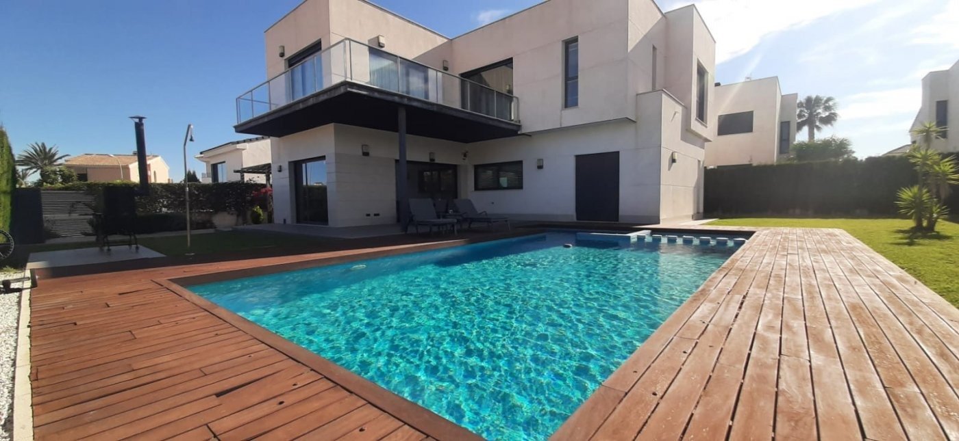 We present this spectacular contemporary design villa in La Ribera, where every space has been caref