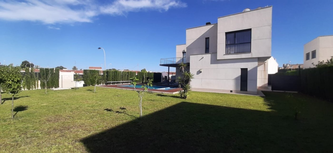 Master bedroom in villa for sale in San Javier