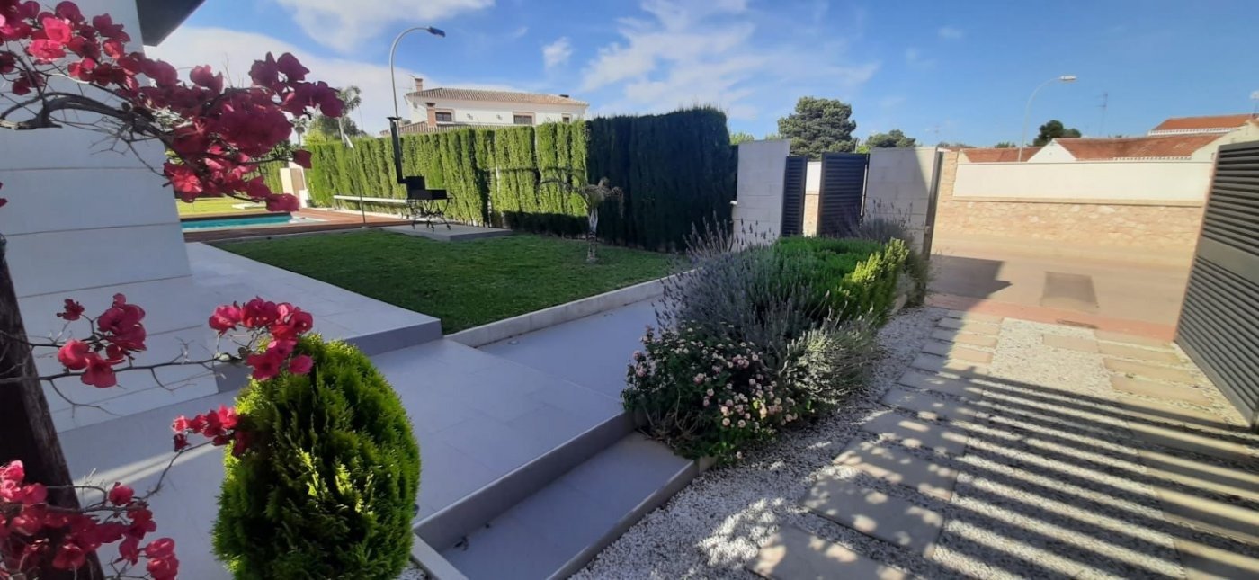 Garden in villa for sale in San Javier
