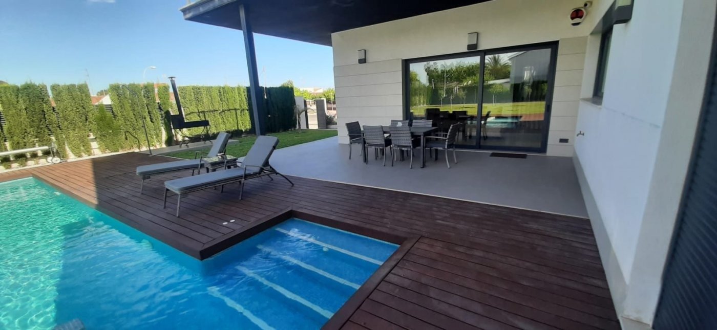 We present this spectacular contemporary design villa in La Ribera, where every space has been caref