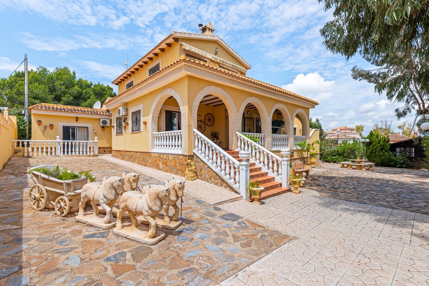 We are delighted to bring to the market this superb Villa in the sought after area of Vistabella bet