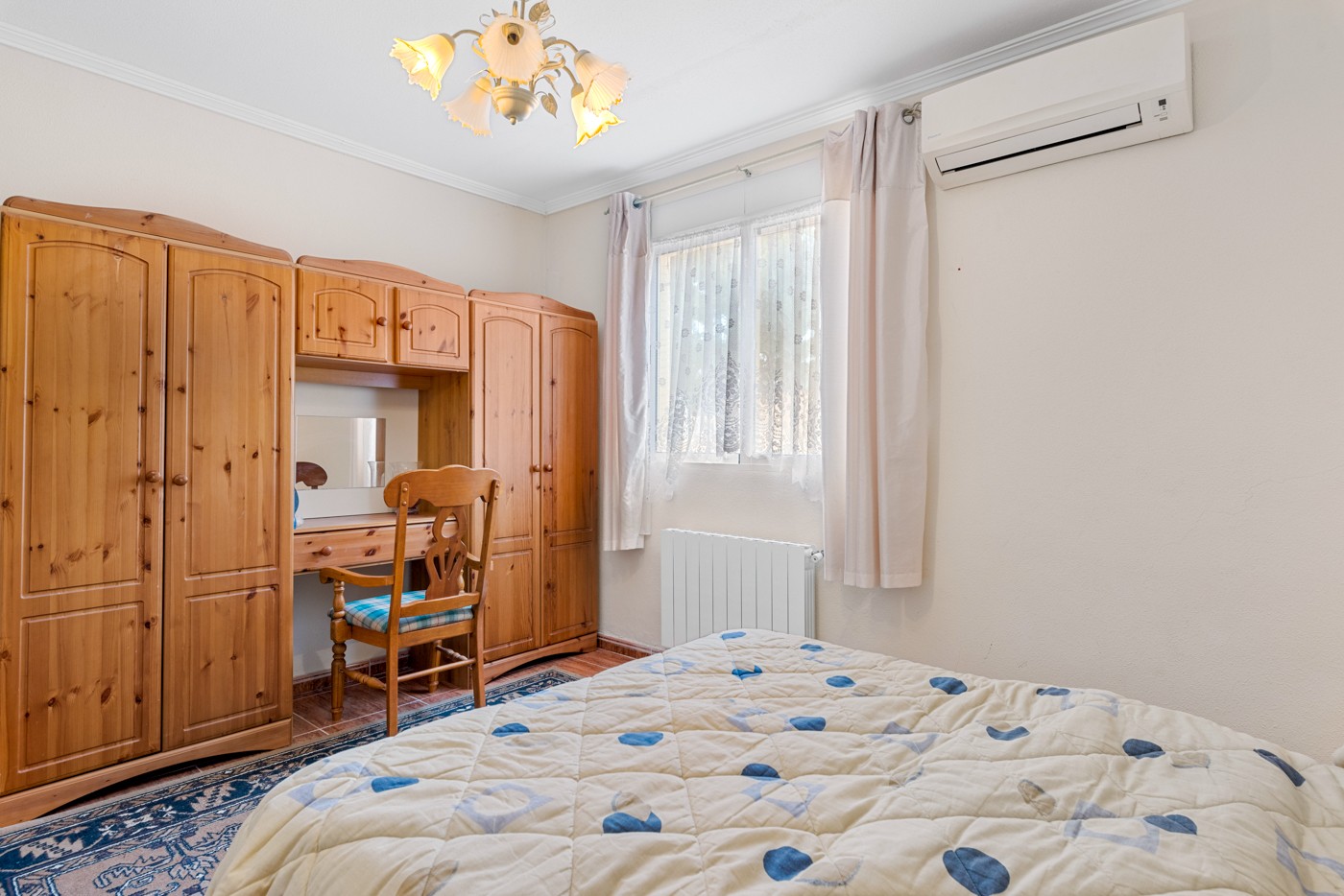 Master bedroom in villa for sale in Jacarilla