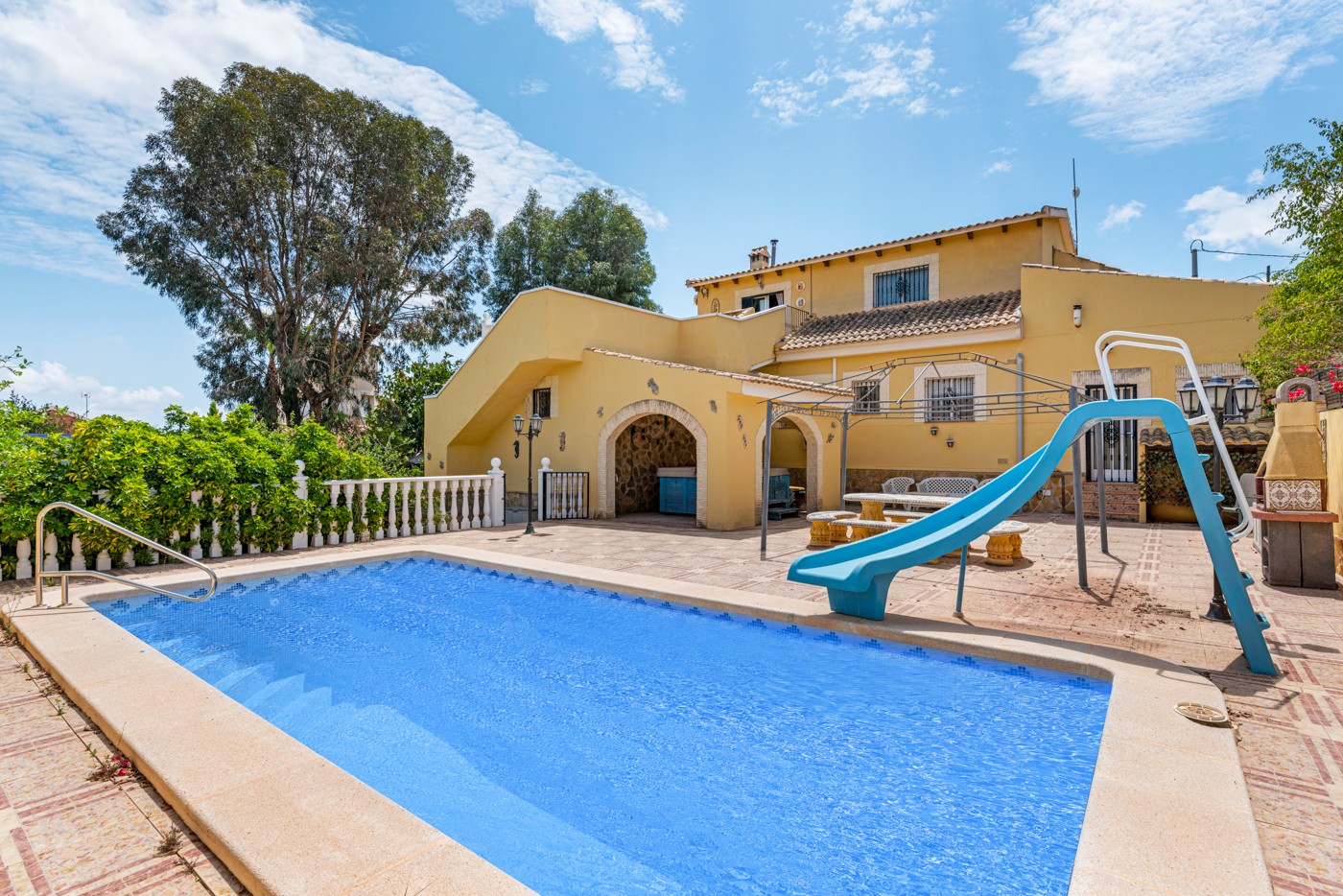 We are delighted to bring to the market this superb Villa in the sought after area of Vistabella bet