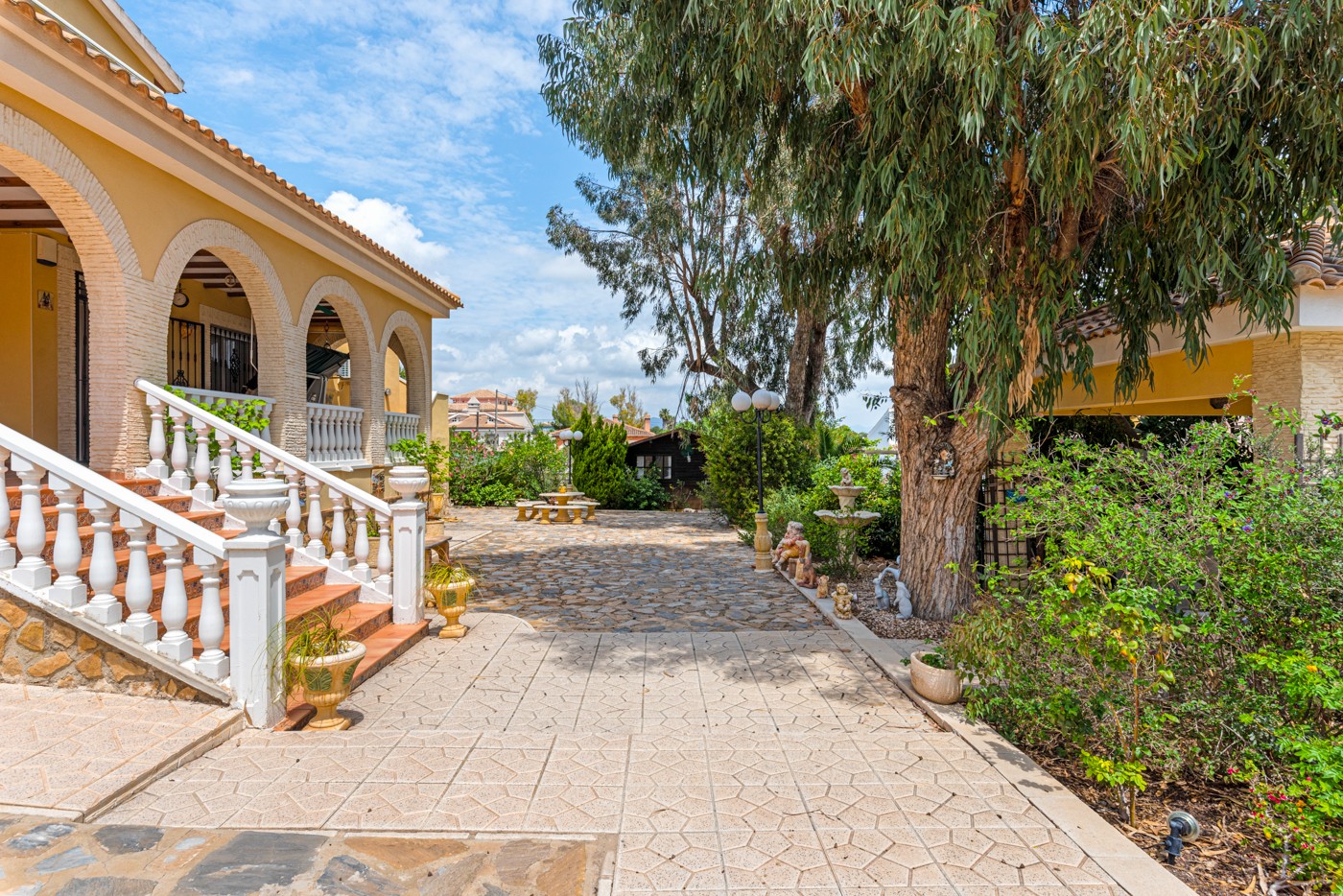 We are delighted to bring to the market this superb Villa in the sought after area of Vistabella bet