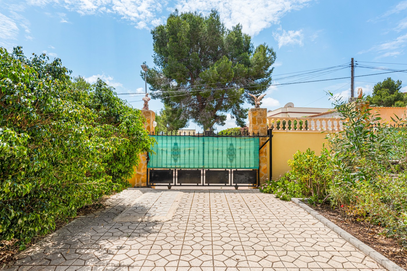We are delighted to bring to the market this superb Villa in the sought after area of Vistabella bet