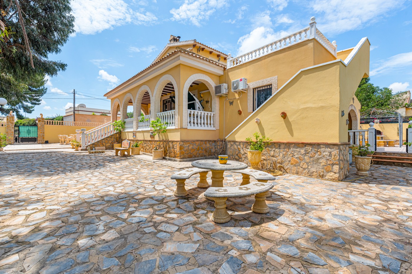 Terrace in villa for sale in Jacarilla