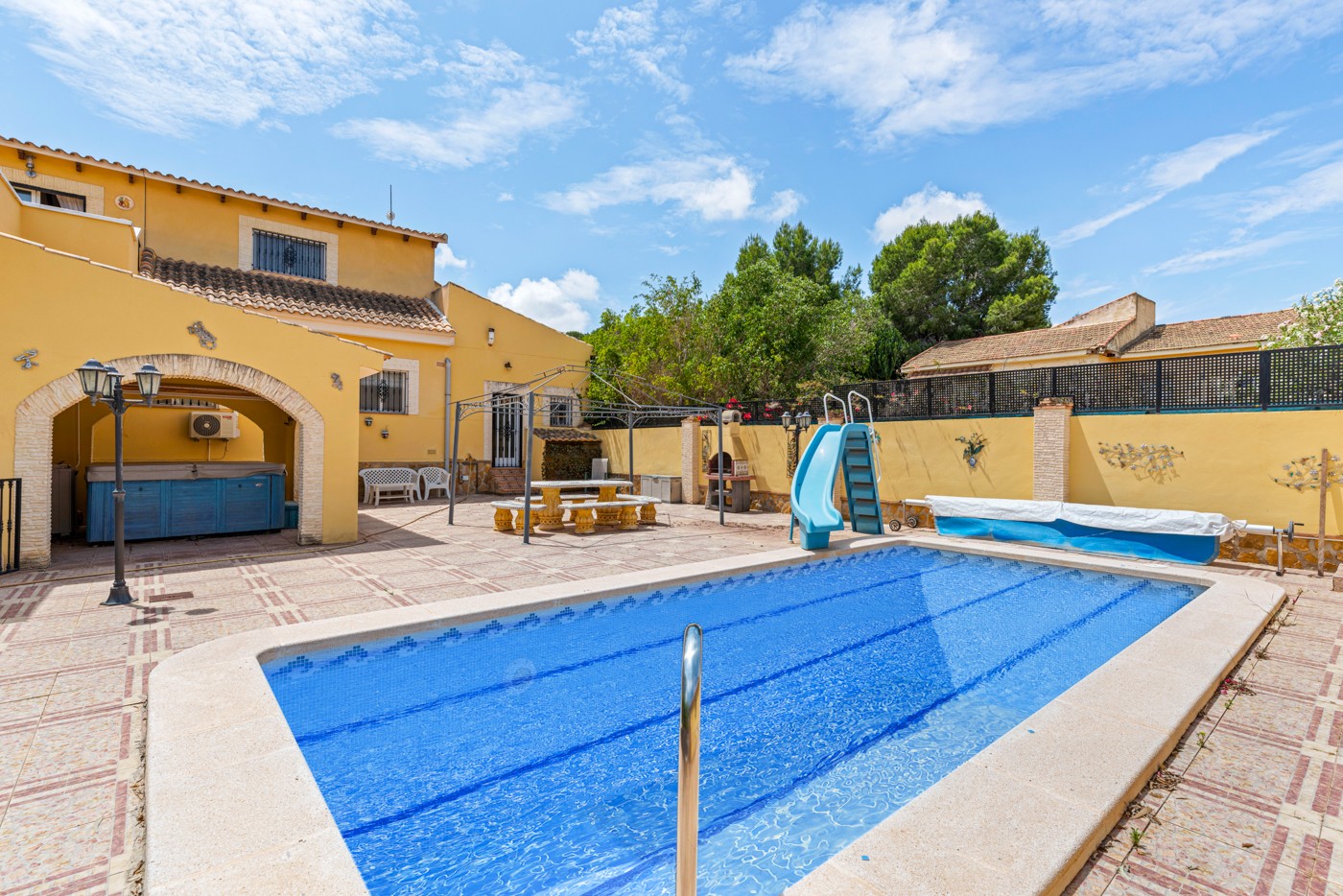 Garden in villa for sale in Jacarilla