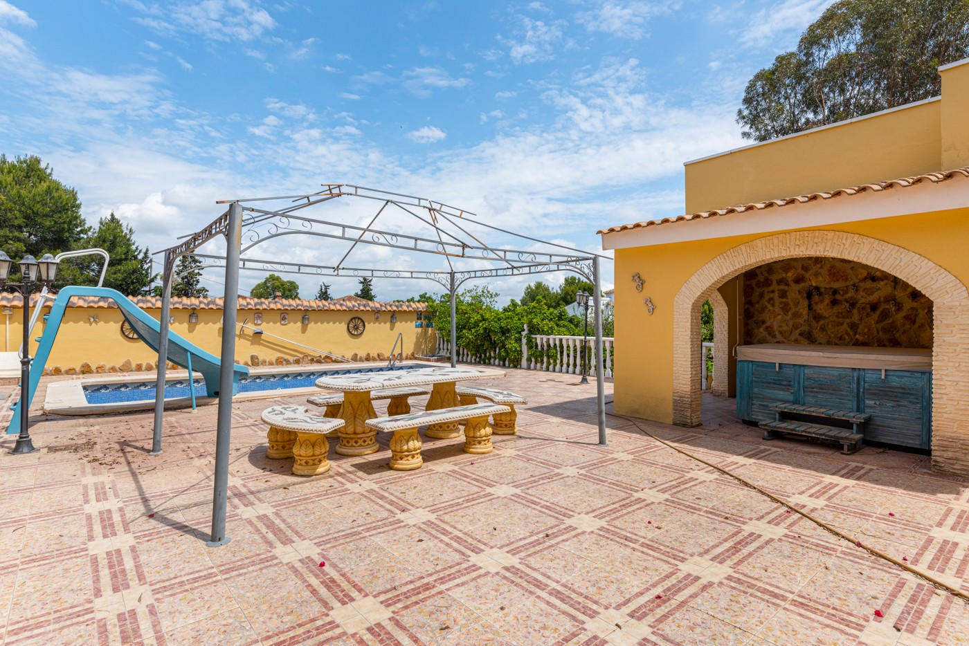 Bedroom in villa for sale in Jacarilla