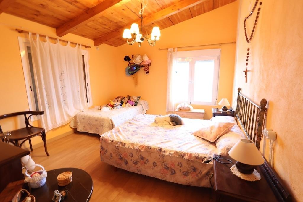 Master bedroom in villa for sale in Fortuna
