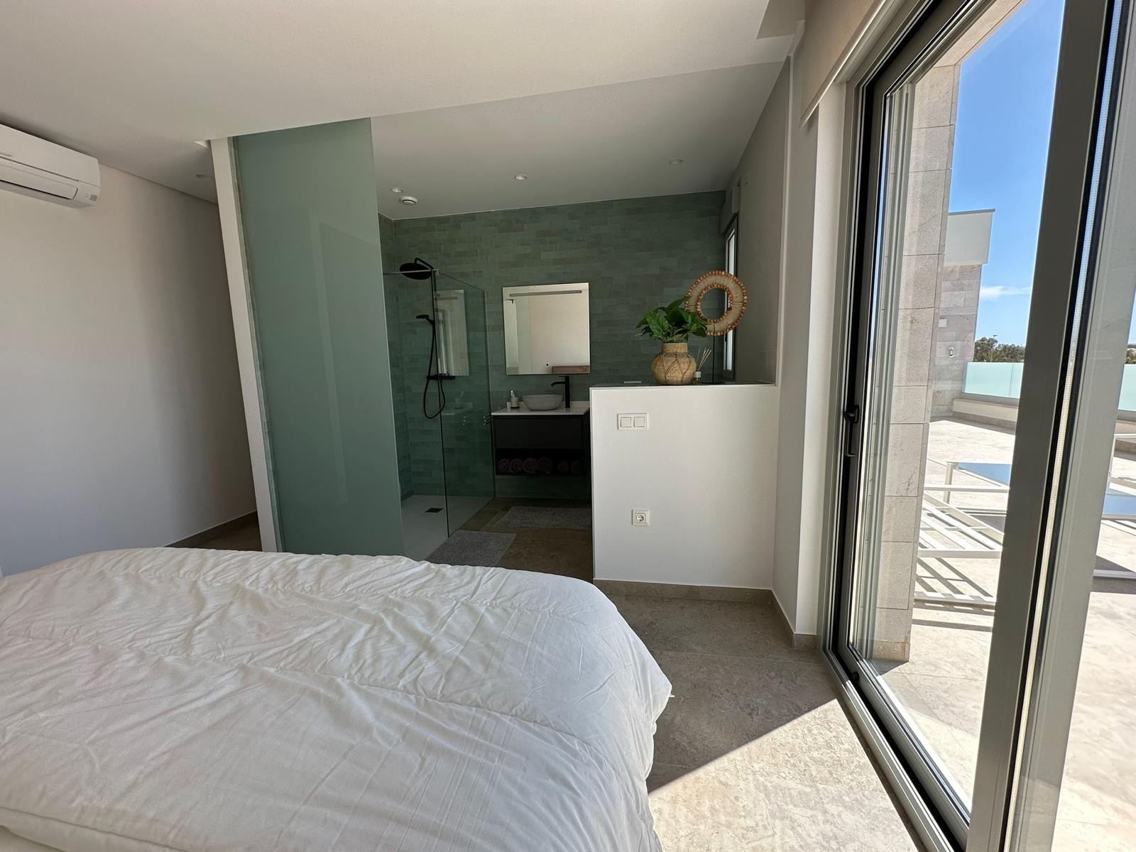 Master bedroom in villa for sale in Benijofar