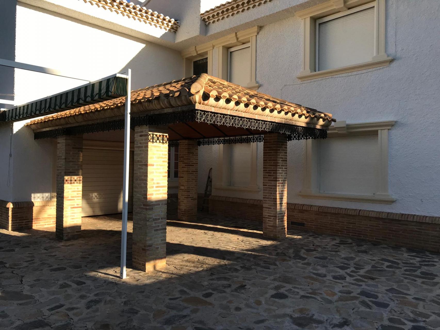 Garden in villa for sale in Orihuela Costa