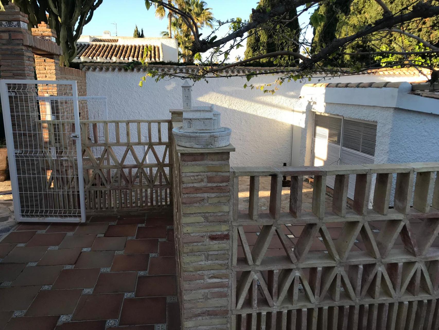 Garden in villa for sale in Orihuela Costa