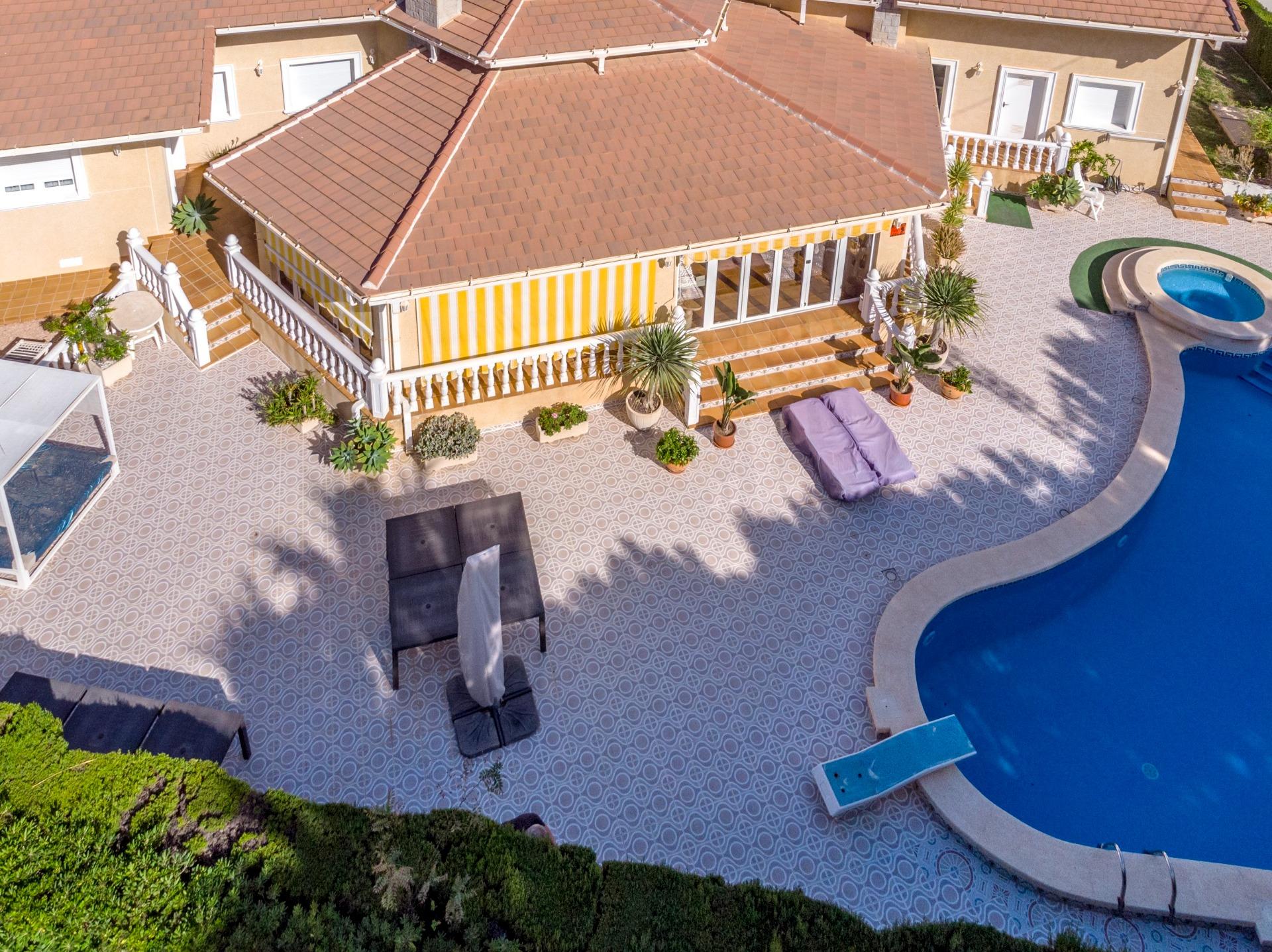 This splendid detached villa 300sqm is conveniently located just a 3-minute stroll from the beautifu