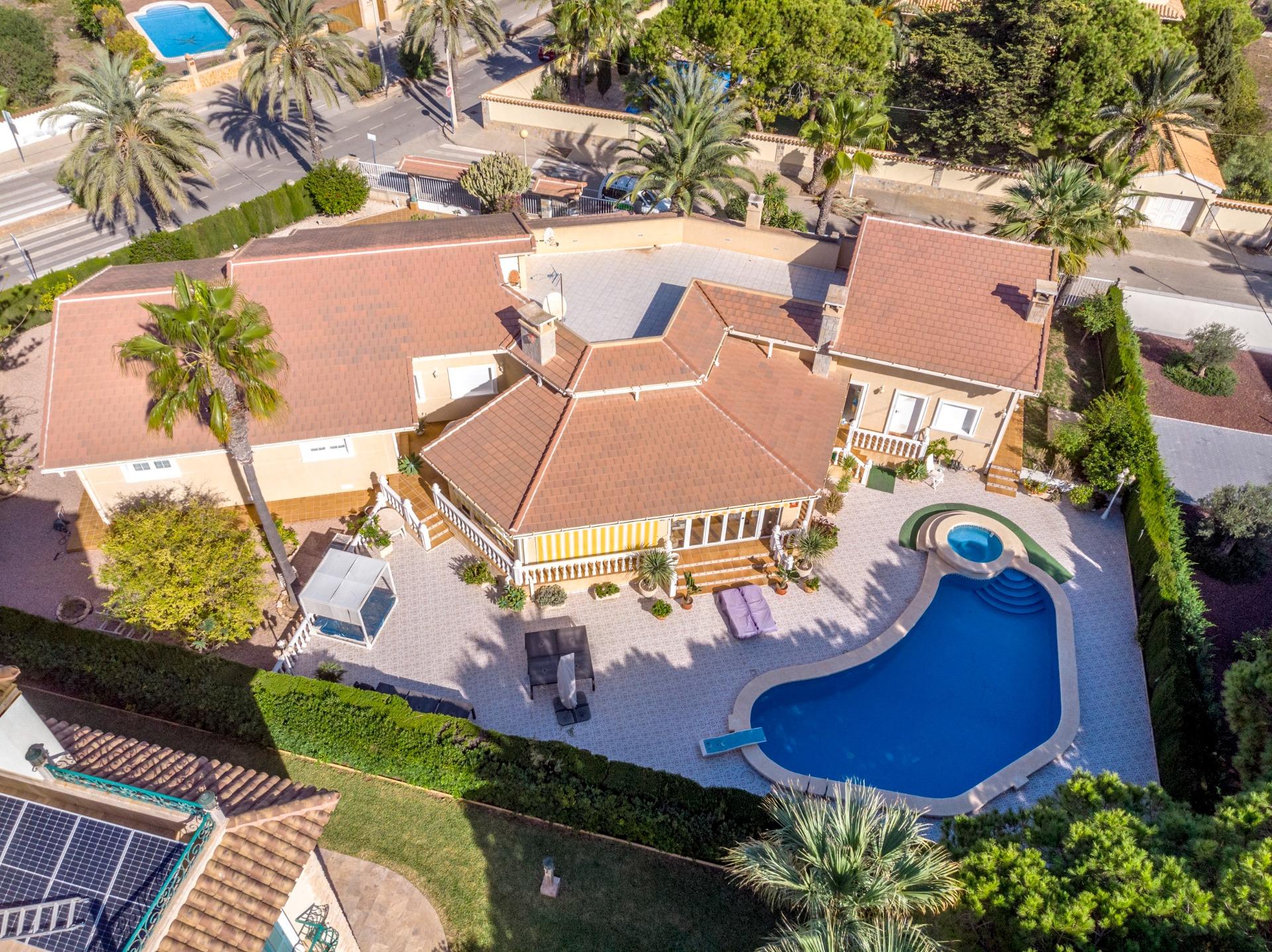 This splendid detached villa 300sqm is conveniently located just a 3-minute stroll from the beautifu
