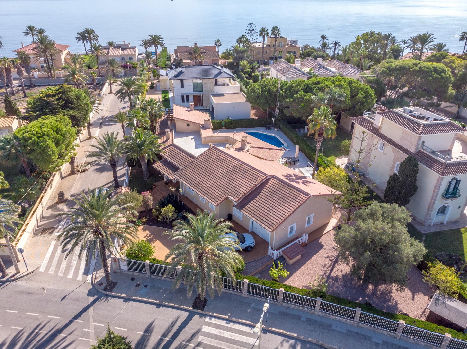 This splendid detached villa 300sqm is conveniently located just a 3-minute stroll from the beautifu
