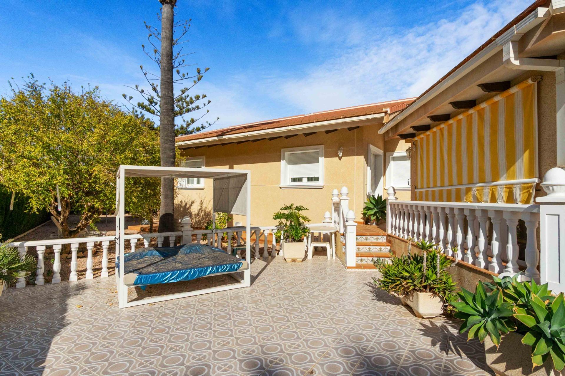 Garden in villa for sale in Cabo Roig
