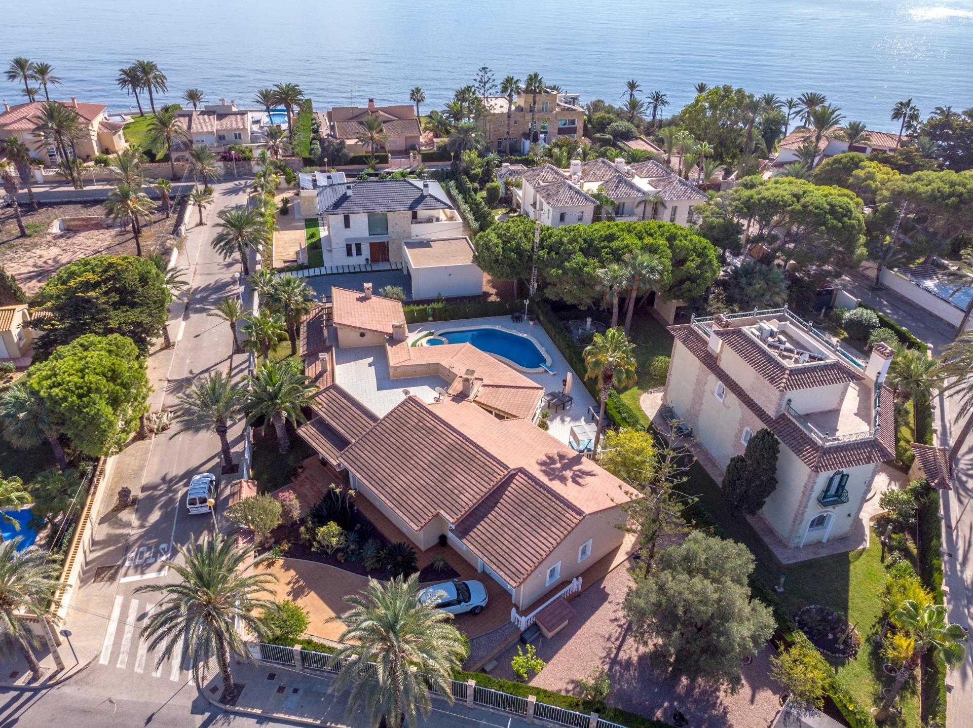 This splendid detached villa 300sqm is conveniently located just a 3-minute stroll from the beautifu