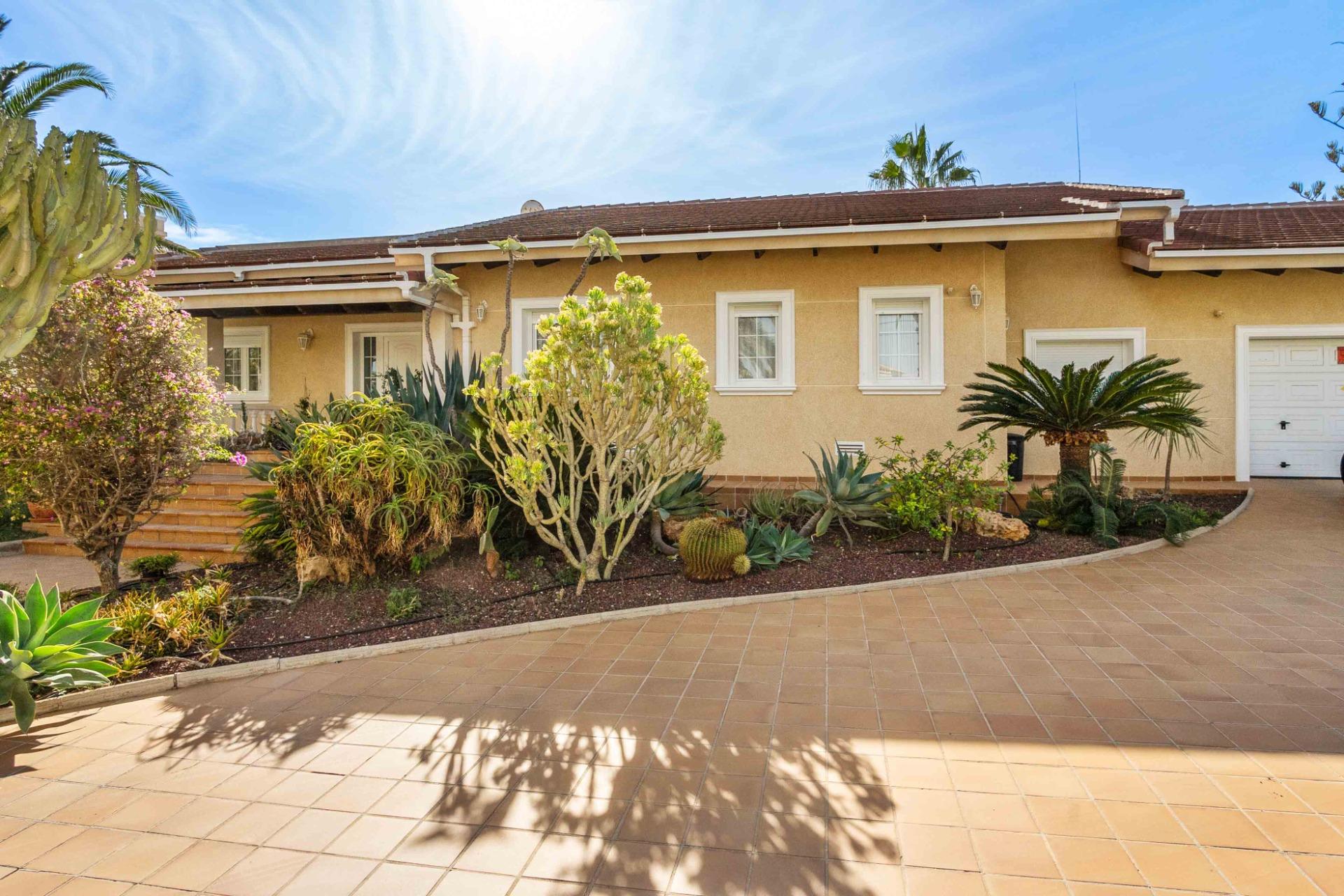 Master bedroom in villa for sale in Cabo Roig
