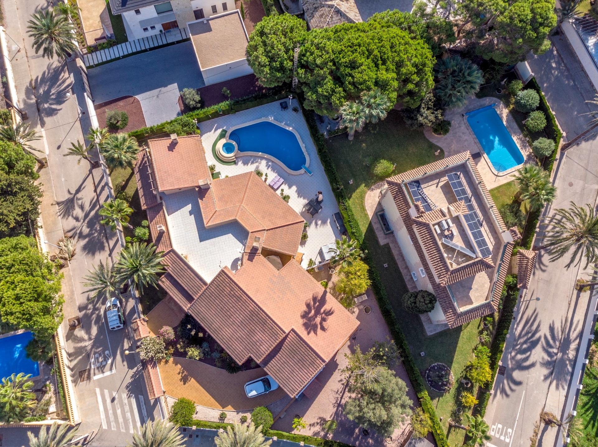 This splendid detached villa 300sqm is conveniently located just a 3-minute stroll from the beautifu