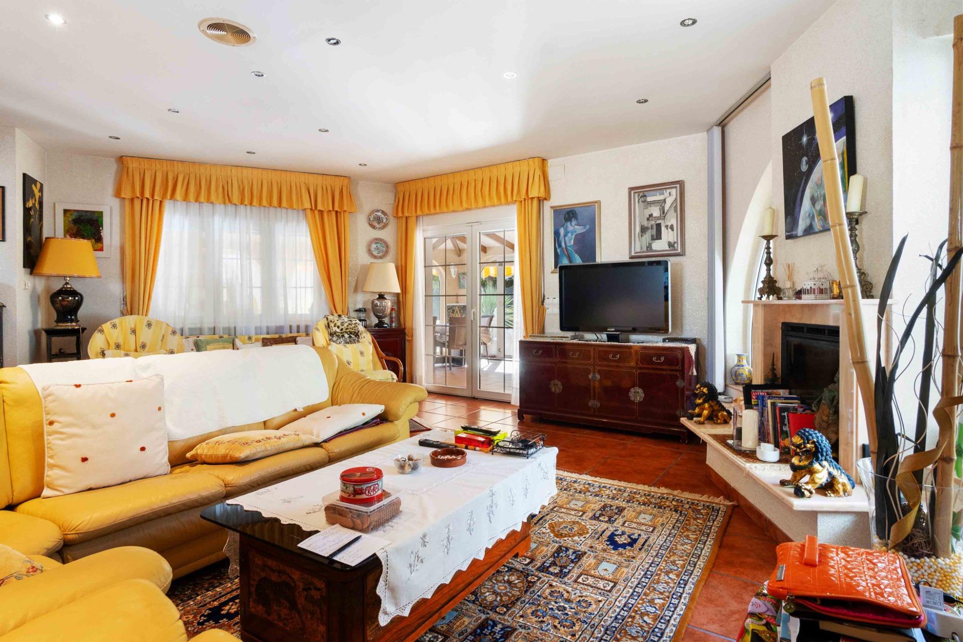 Dining area in villa for sale in Cabo Roig