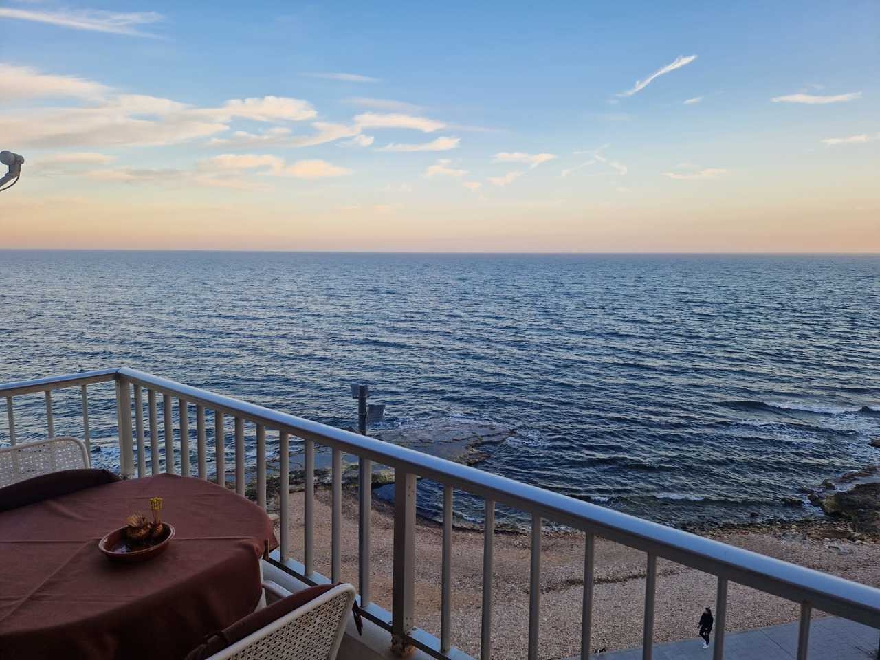 Discover beachfront comfort in this renovated apartment in the prestigious area of Torrevieja