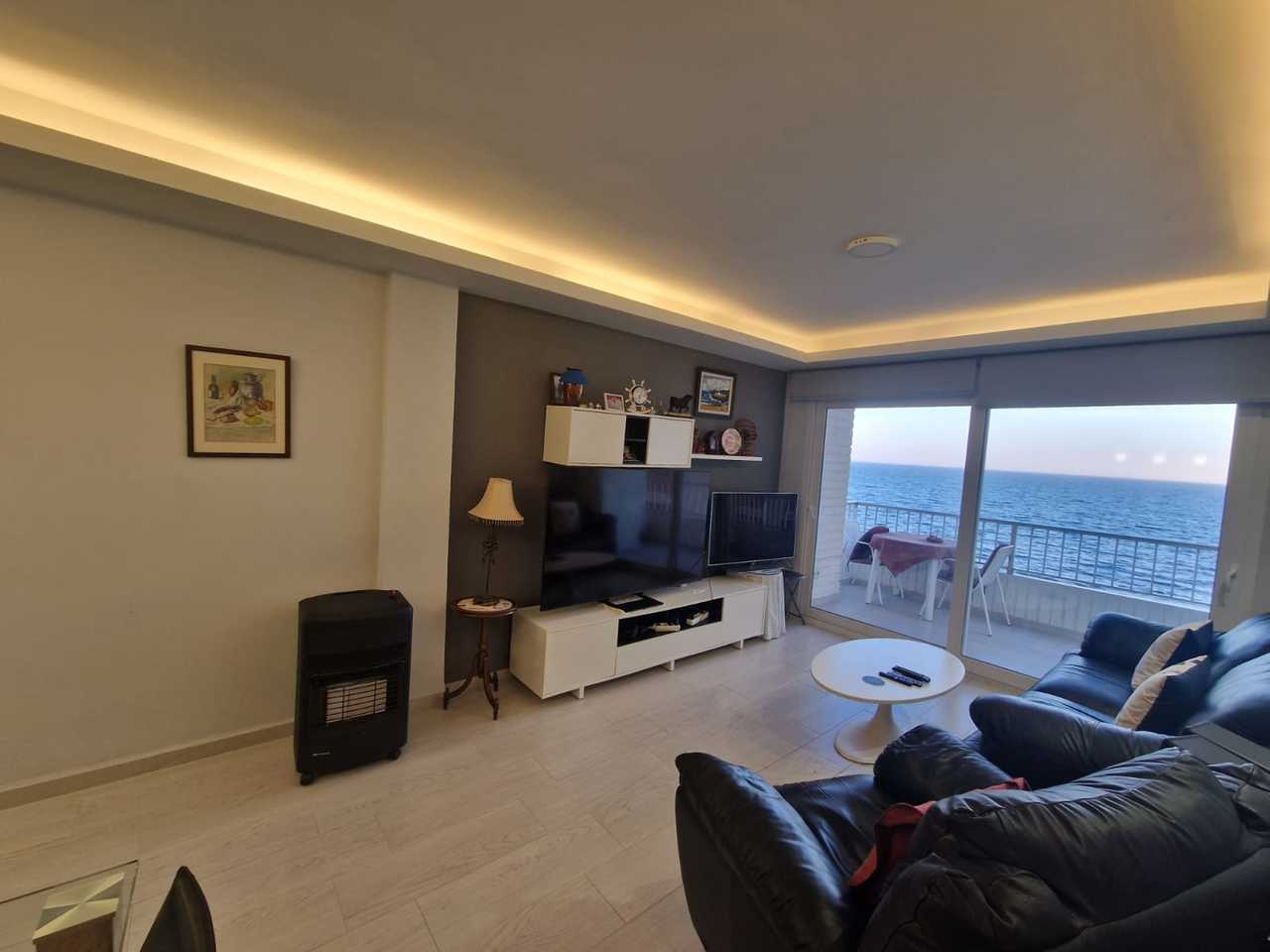 Discover beachfront comfort in this renovated apartment in the prestigious area of Torrevieja