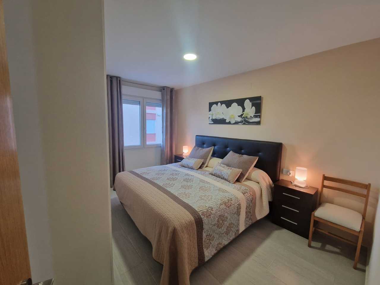 Discover beachfront comfort in this renovated apartment in the prestigious area of Torrevieja