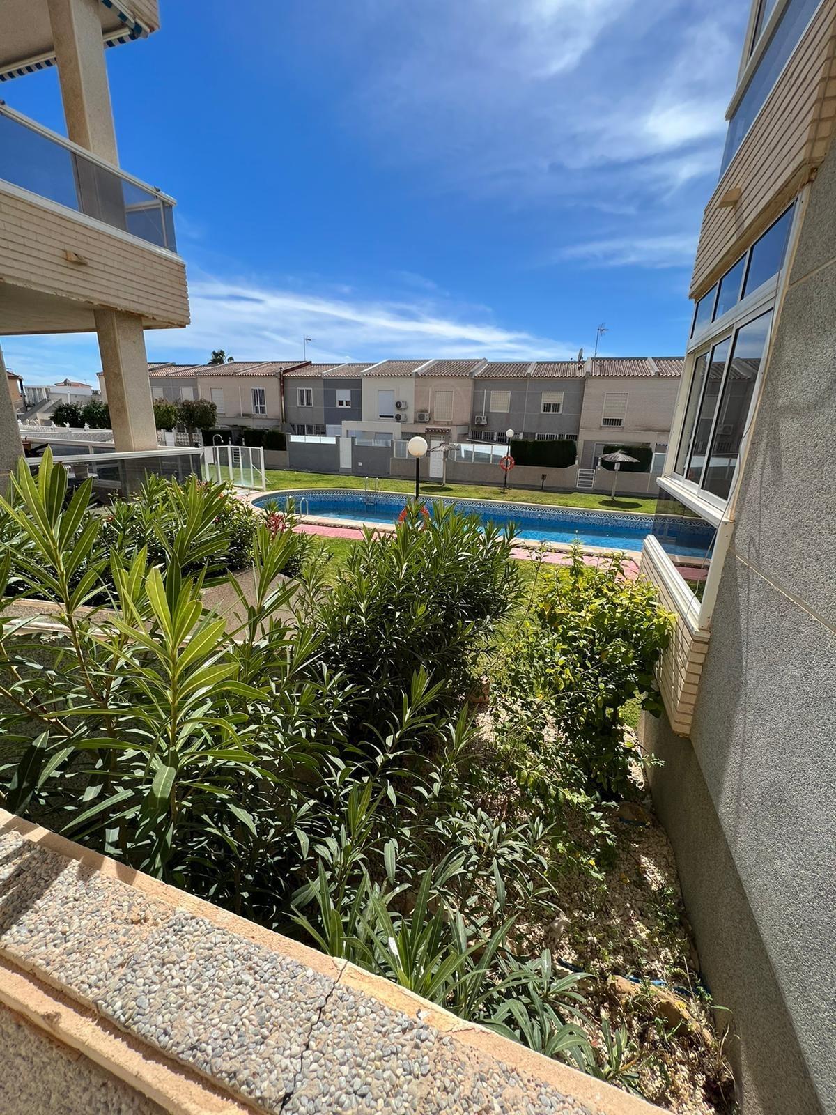 Today we bring you this beautiful apartment located in the area of Aguas Nuevas, in Torrevieja