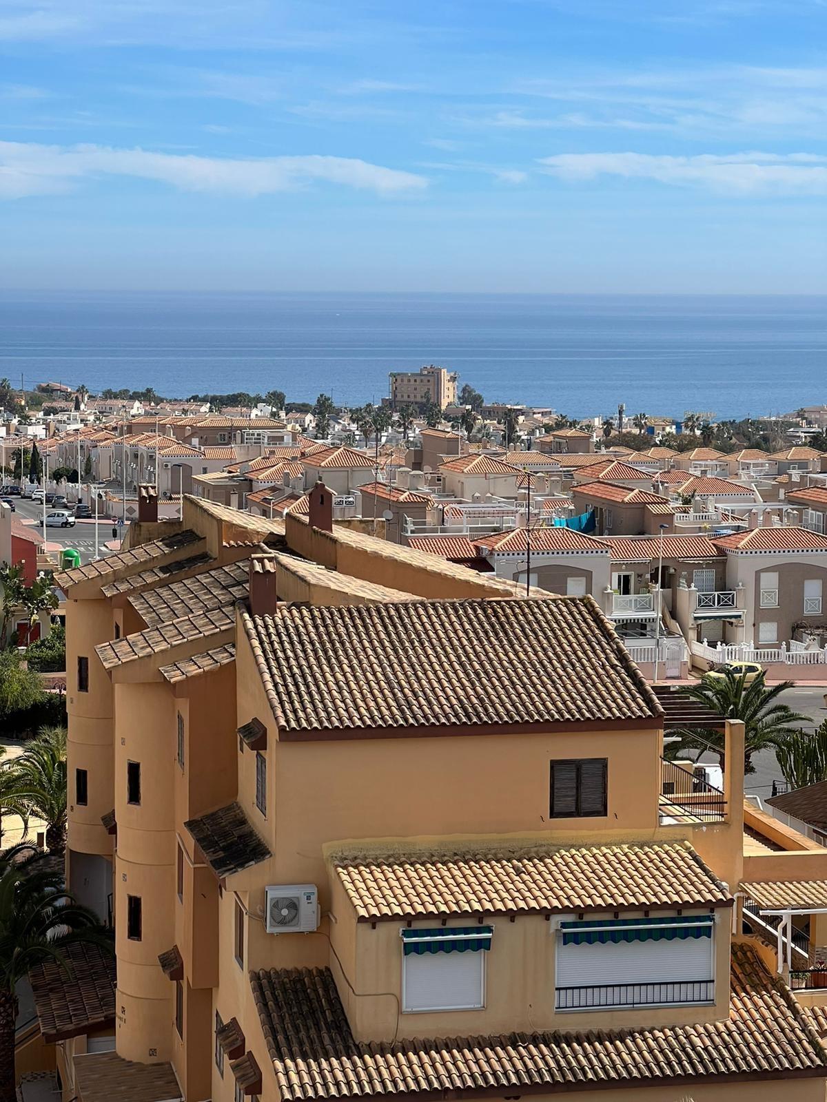 Today we bring you this beautiful apartment located in the area of Aguas Nuevas, in Torrevieja