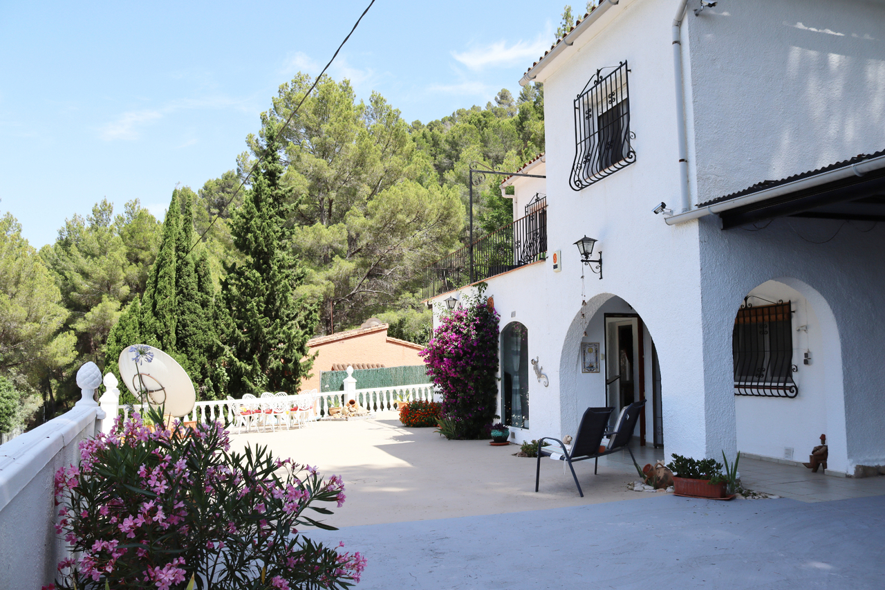 Located on the outskirts of the charming, traditional village of Parcent in the beautiful Vall de Po
