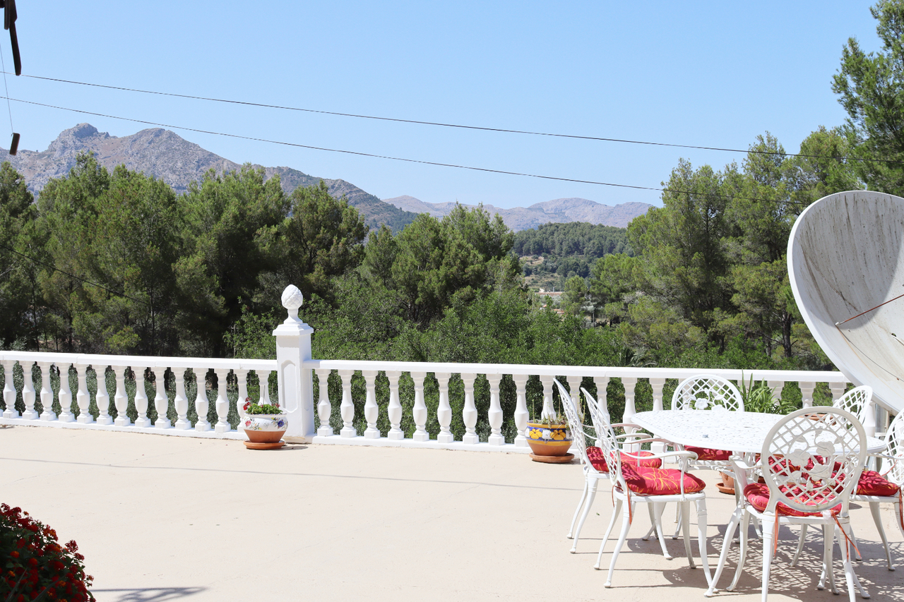 Located on the outskirts of the charming, traditional village of Parcent in the beautiful Vall de Po
