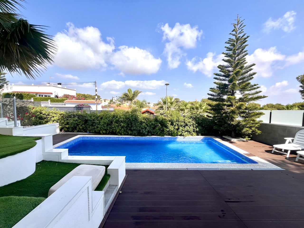 Garden in villa for sale in Los Balcones