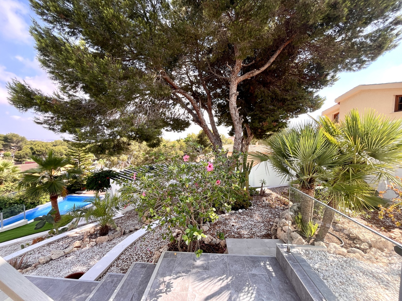 Bedroom in villa for sale in Los Balcones