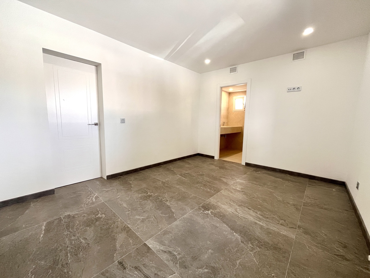 Dining area in villa for sale in Los Balcones
