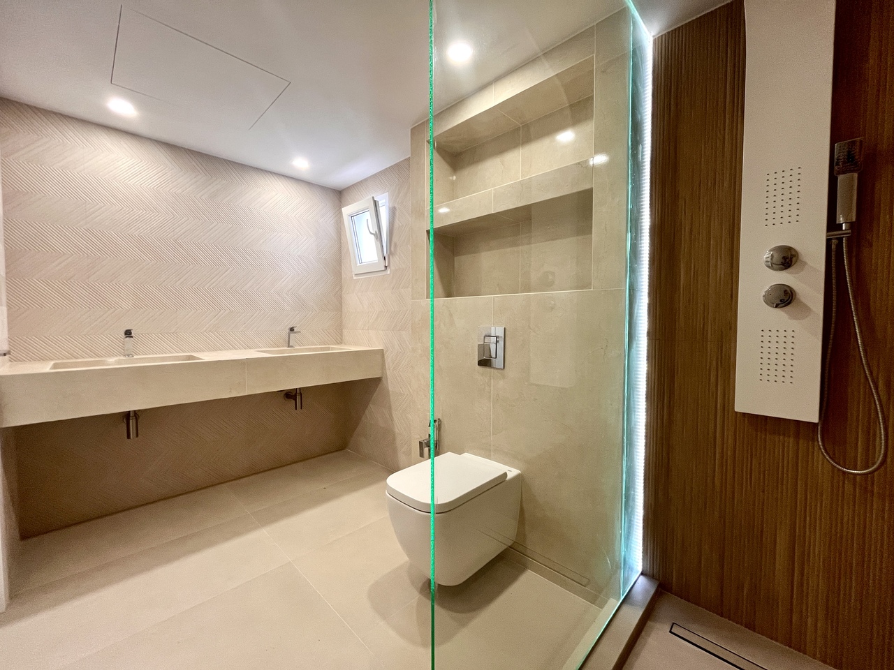 Bedroom in villa for sale in Los Balcones