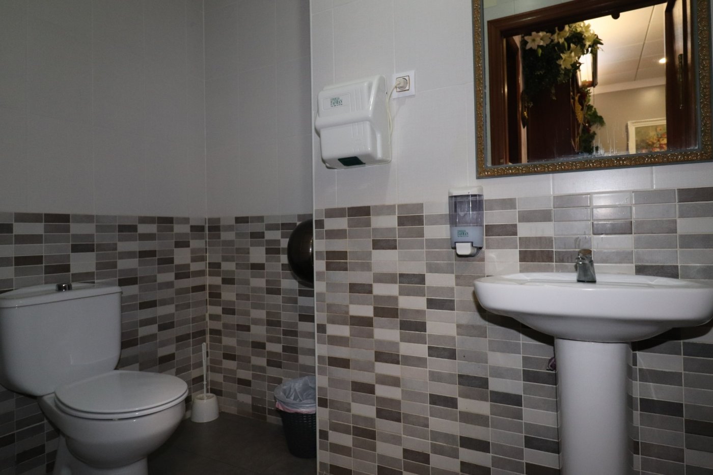Bedroom in commercial for sale in Torrevieja