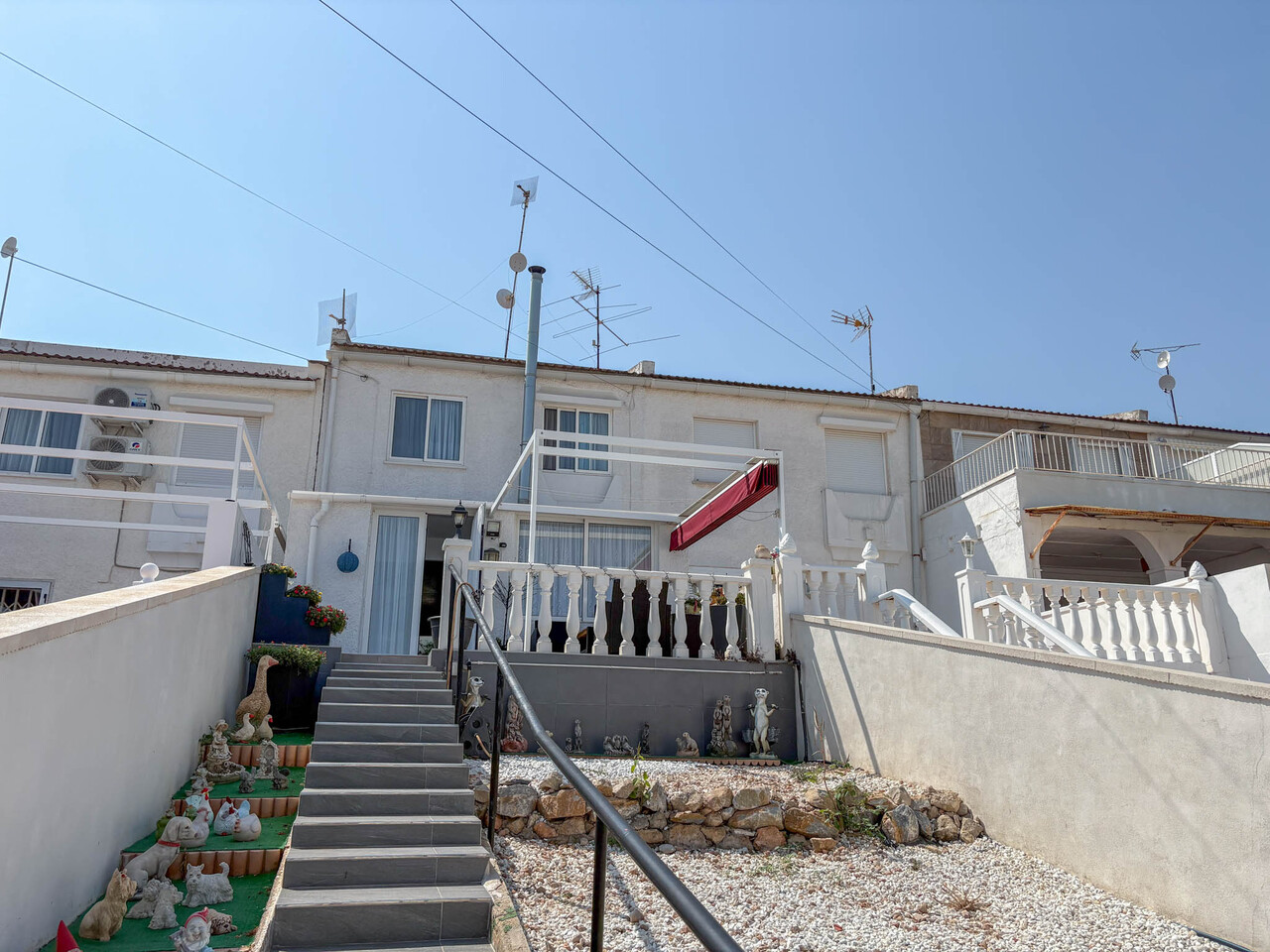 We are delighted to present this charming two-storey townhouse located in the prestigious Los Balcon
