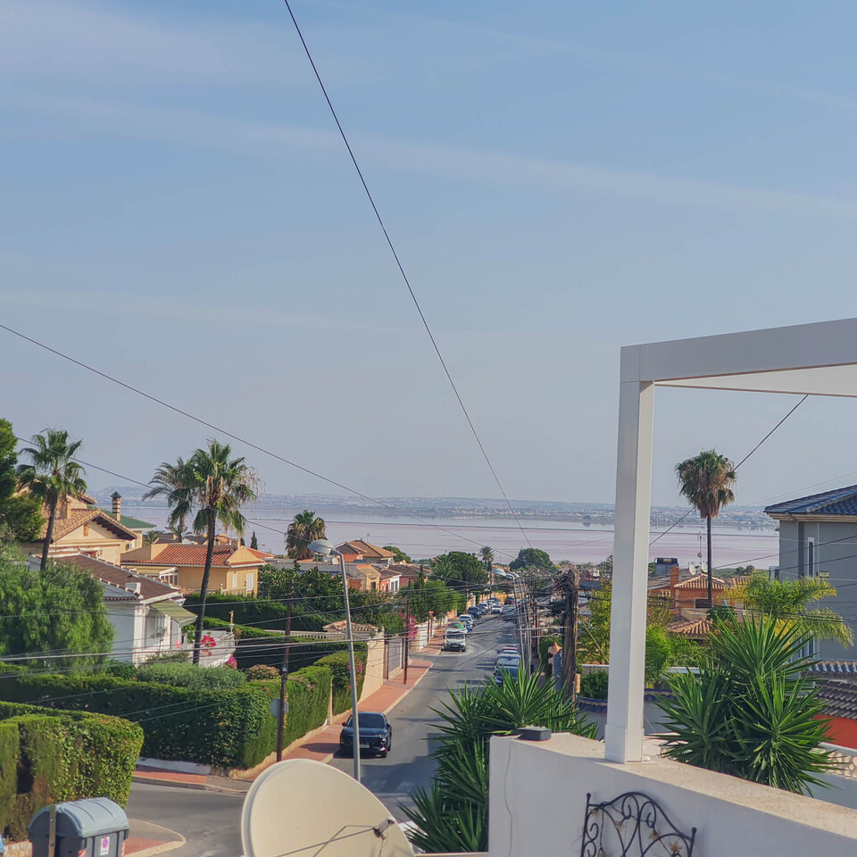 We are delighted to present this charming two-storey townhouse located in the prestigious Los Balcon