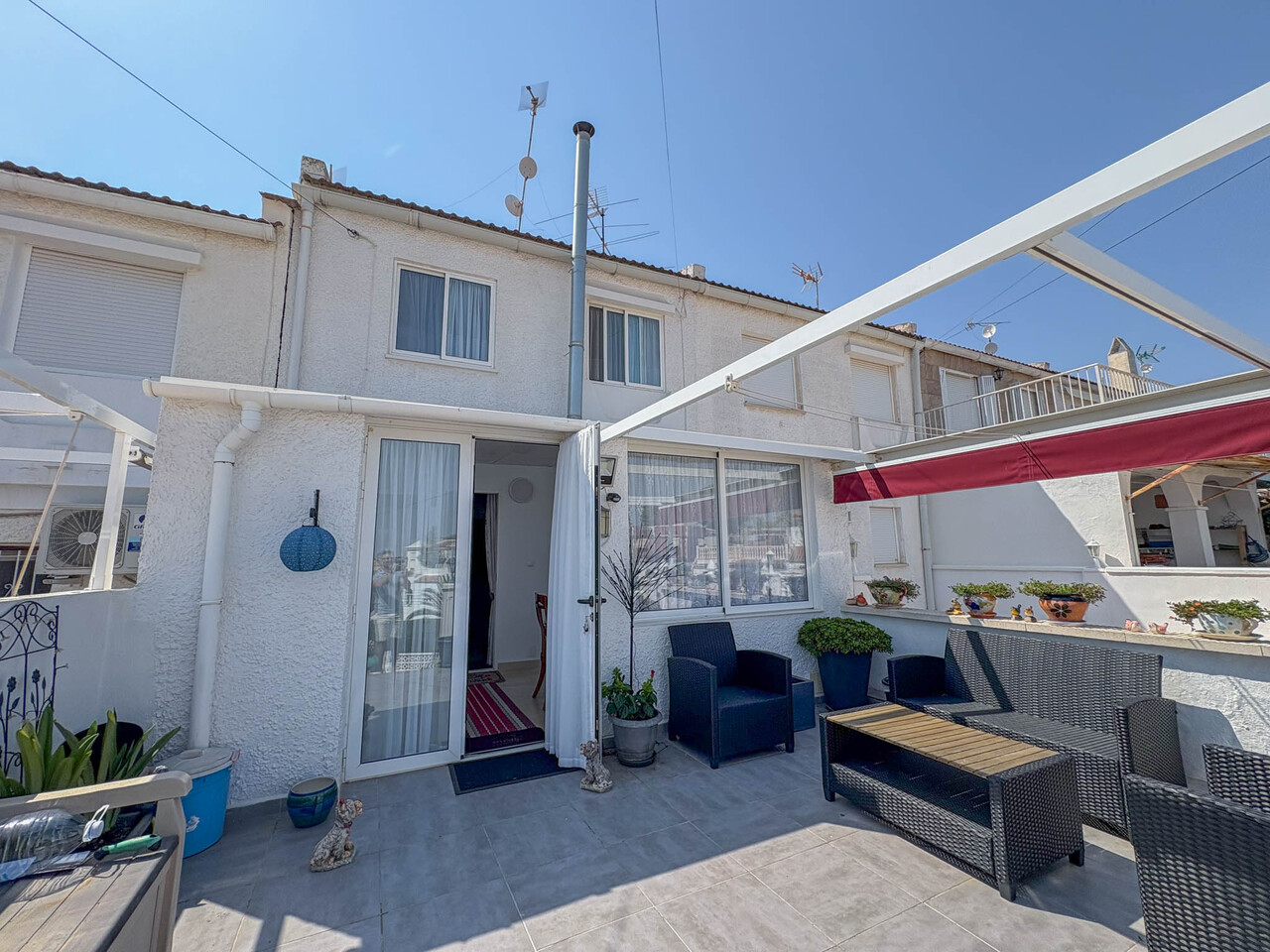 We are delighted to present this charming two-storey townhouse located in the prestigious Los Balcon