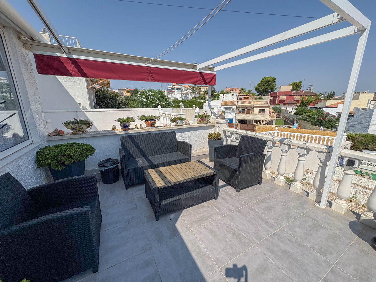 We are delighted to present this charming two-storey townhouse located in the prestigious Los Balcon