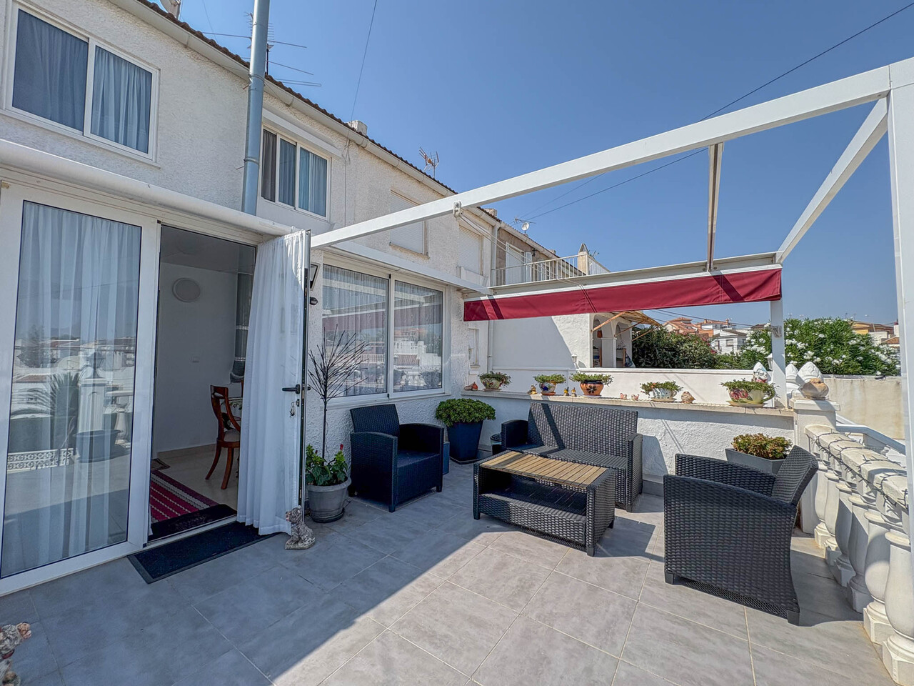 We are delighted to present this charming two-storey townhouse located in the prestigious Los Balcon
