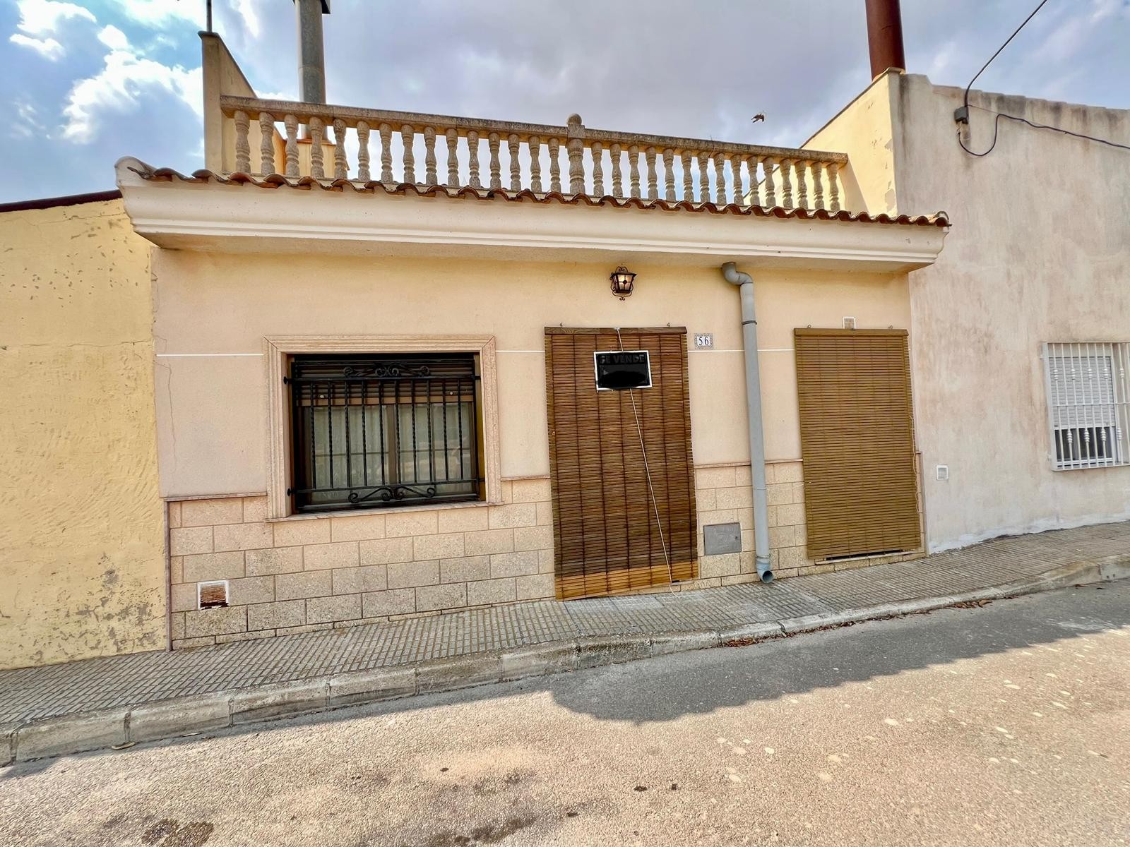 Located in a peaceful hamlet just 8 minutes from the town of Pinoso, this delightful home combines c